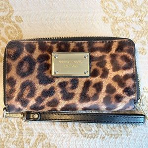 ⭐️EUC Michael Kors Leopard 🐆 Pony Wallet